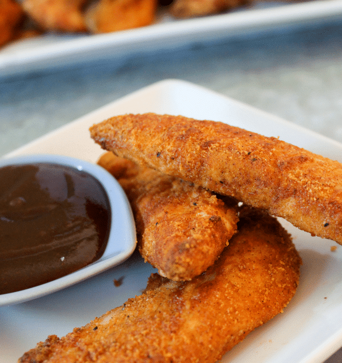 These Low Carb Crispy Chicken Tenders are so flavorful PLUS they are completely mess free and ready in less then 30 minutes from start to finish! #keto #lowcarb #airfryerrecipes #kidfriendlyketorecipes