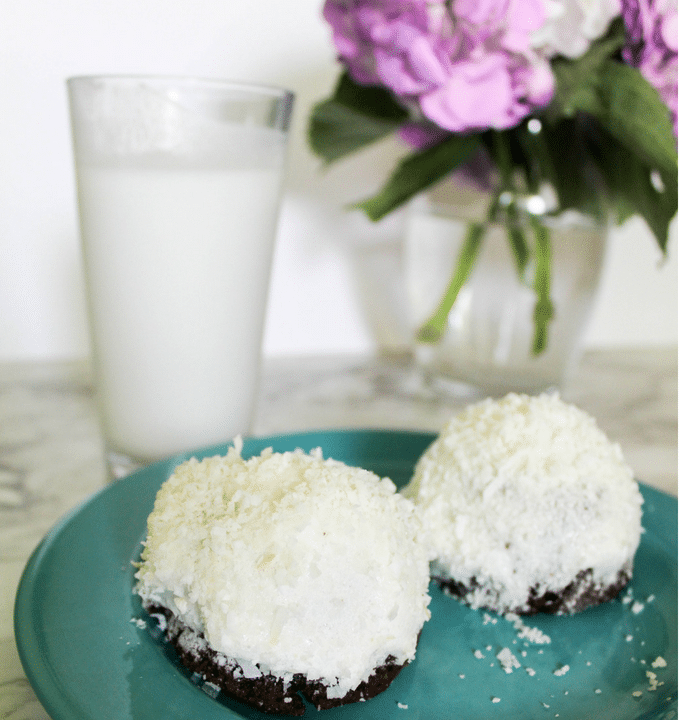 These Keto Snoball Cakes will take you right back to your childhood, minus the sugar and carbs! You won't believe how much these cakes taste like the real thing!  #ketorecipes #snoballcakes #coconutrecipes