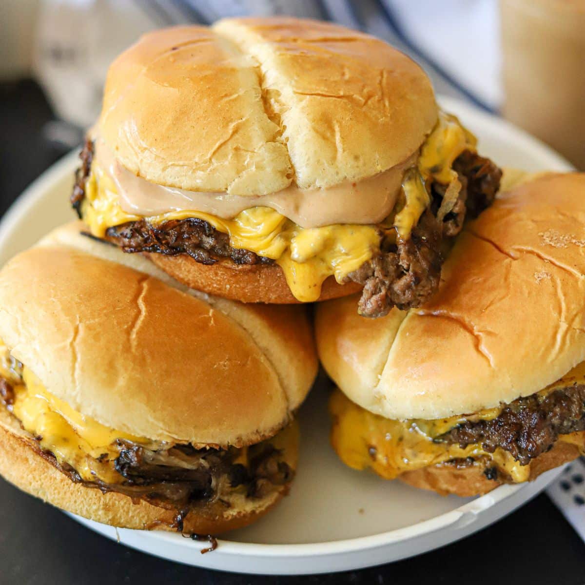 https://www.thismomsmenu.com/wp-content/uploads/2023/05/Blackstone-Smash-Burgers-on-plate.jpg